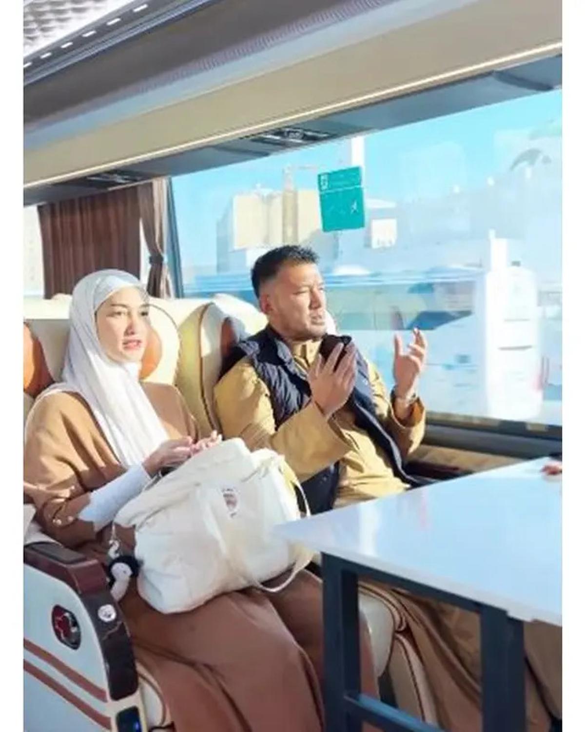 6 Potret Atiqah Hasiholan Tampil Berhijab, Jalani Umrah Bersama Rio Dewanto