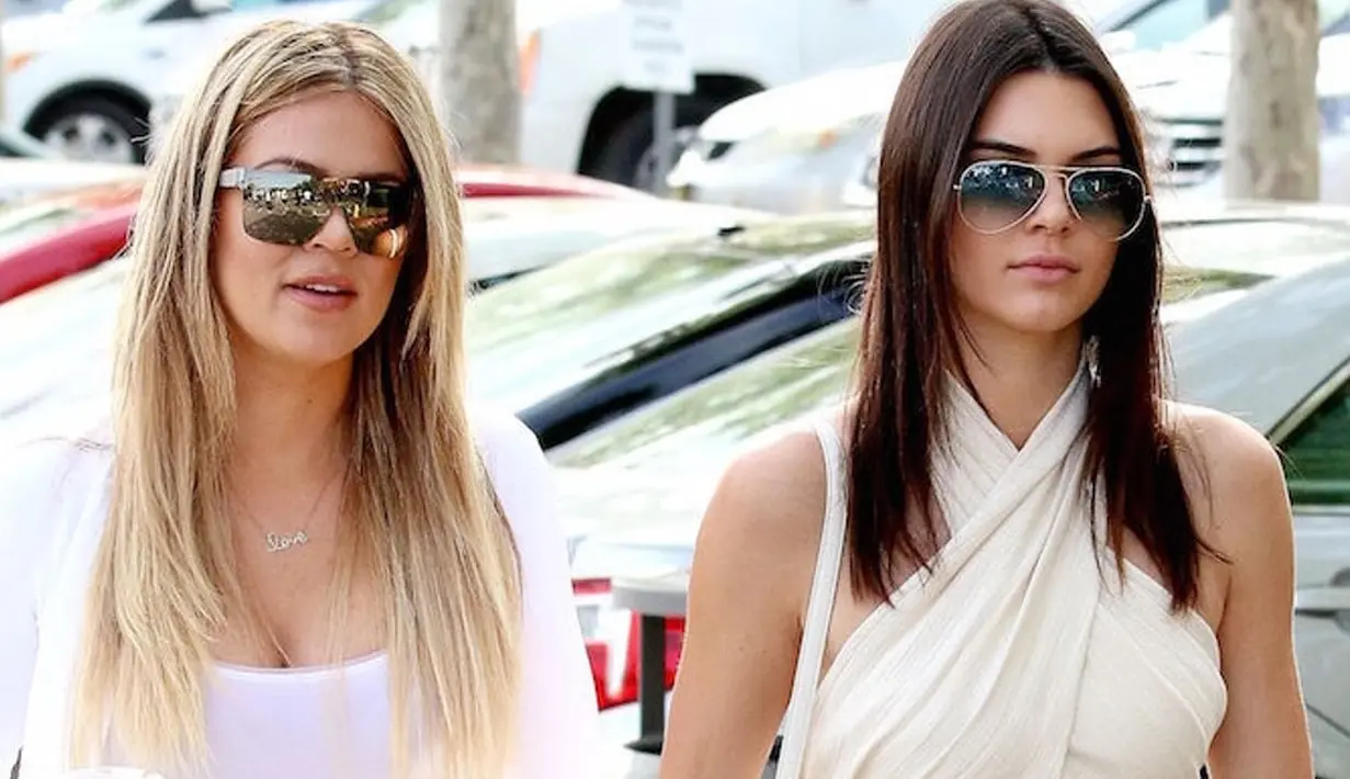 Kendall jenner dan Khloe Kardashian bersenang-senang menikmati waktu kencan mereka. (Elite Daily)