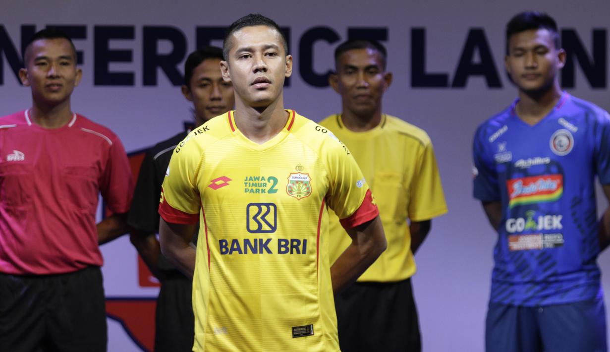 Pemain Bhayangkara FC, Indra Kahfi berpose saat Peluncuran Shopee Liga 1 di SCTV Tower, Jakarta, Senin (13/5). Sebanyak 18 klub akan bertanding pada Liga 1 mulai tanggal 15 Mei. (Bola.com/Vitalis Yogi Trisna)