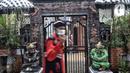 Puryanto (50) yang bertugas sebagai pecalang menjaga perayaan Hari Raya Nyepi di Kampung Bali, Harapan Jaya, Bekasi, Jawa Barat, Minggu (14/3/2021). Warga beragama lain sangat menghargai Perayaan Hari Nyepi di kampung ini. (merdeka.com/Iqbal S. Nugroho)