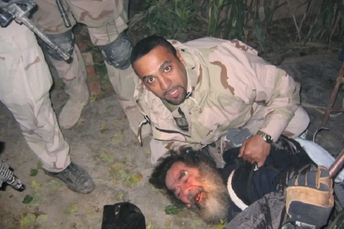 Penangkapan Saddam Hussein oleh pasukan AS 13 Desember 2003 (US Army)
