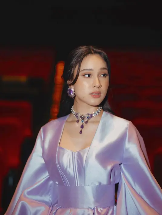 Rambutnya di tata half-ponytail yang cantik dan riasan wajahnya glowing natural. Bagaimana menurutmu, Sahabat FIMELA? [Foto: Instagram/yasminnnapper]