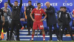 Pemain Liverpool, Trent Alexander-Arnold mendapatkan arahan dari pelatih Arne Slot saat masuk menggantikan Conor Bradley dalam laga lanjutan Liga Inggris 2024/2025 melawan Leicester City di King Power Stadium, Leicester, Inggris, Sabtu (20/04/2025) waktu setempat. (AP Photo/Rui Vieira)