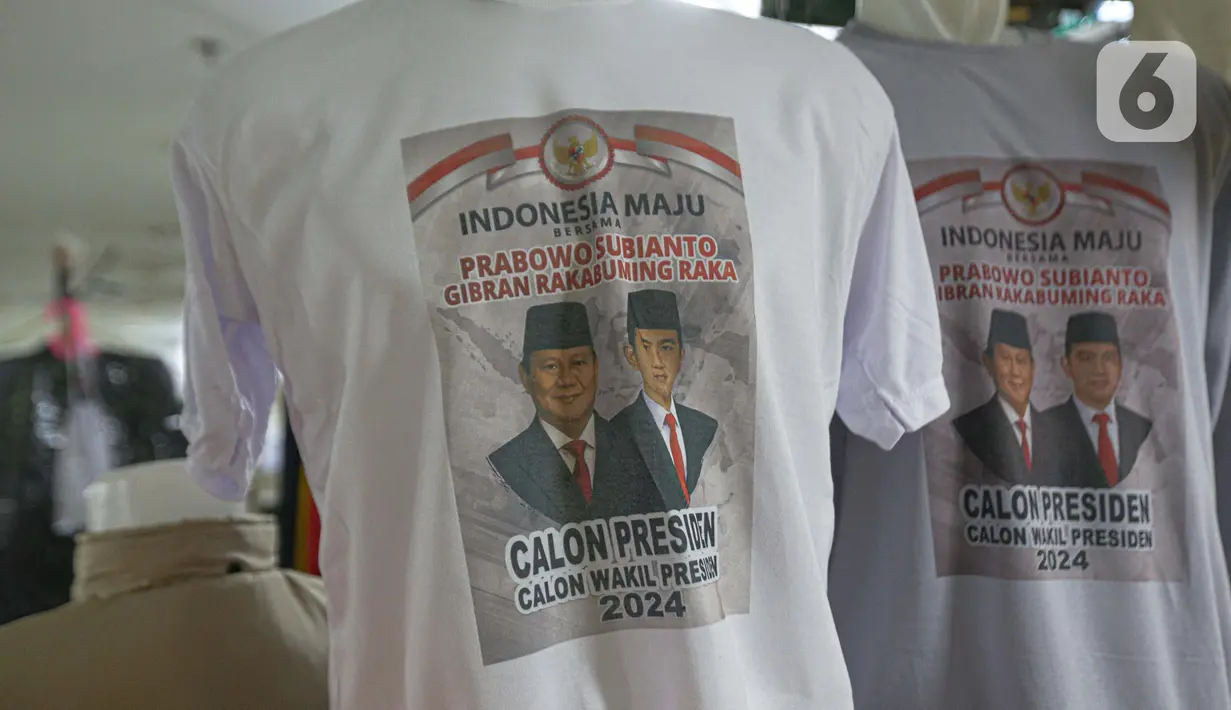 Konsumen membeli kaos bergambar tokoh favorit yang yang didukungnya. (Liputan6.com/Faizal Fanani)