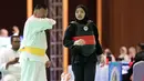 <p>Atlet pencak silat putri Indonesia, Safira Dwi Meilani saat menghadapi wakil Vietnam, Nguyen Huang Hong An pada nomor tanding putri kelas B Pencak Silat SEA Games 2023 di Chroy Changvar International Convention and Exhibition Center, Phnom Penh, Kamboja, Rabu (10/05/2023). (Bola.com/Abdul Aziz)</p>