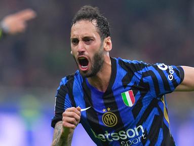 Gelandang Inter Milan Hakan Calhanoglu, melakukan selebrasi setelah mencetak gol ke gawang AC Milan pada leg pertama semifinal Coppa Italia 2024/2025 di Stadion San Siro, Kamis (03/04/2025) dini hari WIB. (Spada/LaPresse via AP)