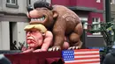 Sebuah kereta karnaval membawa karikatur Presiden AS, Donald Trump dengan gestur menjulurkan lidah dalam parade karnaval Rose Monday di Duesseldorf, Jerman, Senin (12/2). Rose Monday tahun ini mengambil tema parodi tokoh politik. (PATRIK STOLLARZ/AFP)