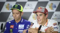 Pembalap Movistar Yamaha, Valentino Rossi dan rider Repsol Honda, Marc Marquez dikenal memiliki hubungan yang buruk di lintasan MotoGP. (Jure Makovec / AFP)