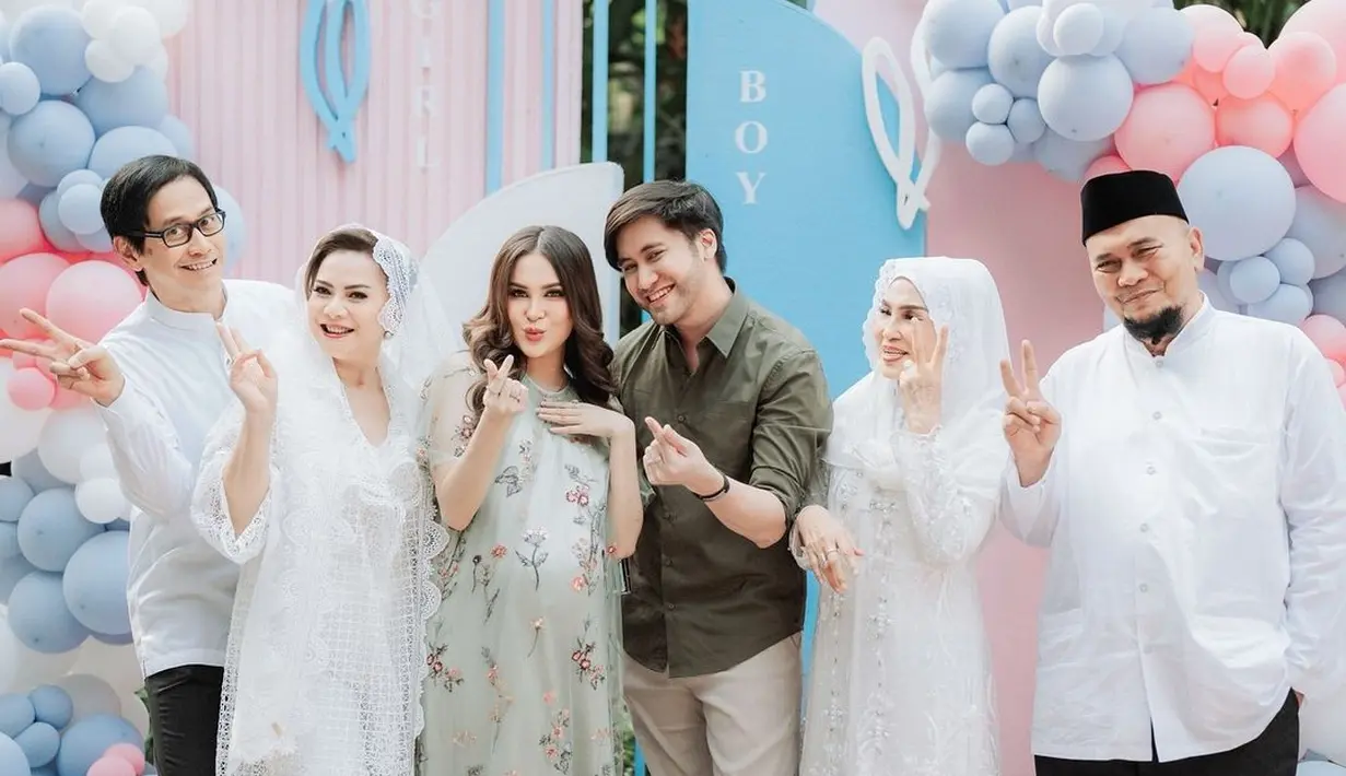Sementara Kevin tampil kasual dengan kemeja hijau army dan celana panjang warna beige. [@vicymelanie].