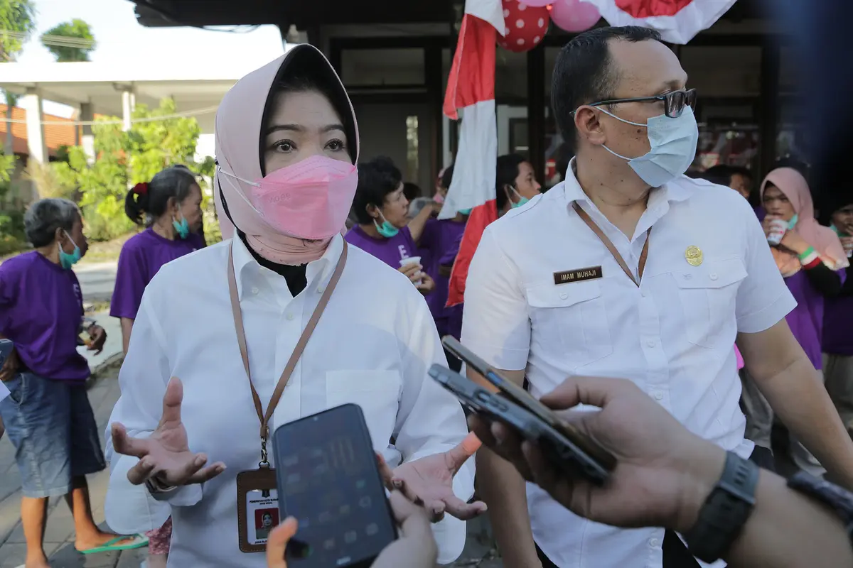 Kepala Dinsos Kota Surabaya Anna Fajriatin. (Dian Kurniawan/Liputan6.com)