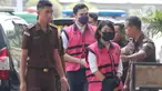 Harvey Moeis, suami Artis Sandra Dewi, bersama dengan Crazy Rich Pantai Indah Kapuk (PIK), Helena Lim diserahkan ke Kejaksaan Negeri Jakarta Selatan, Senin (22/7/2024). (Liputan6.com/Herman Zakharia)