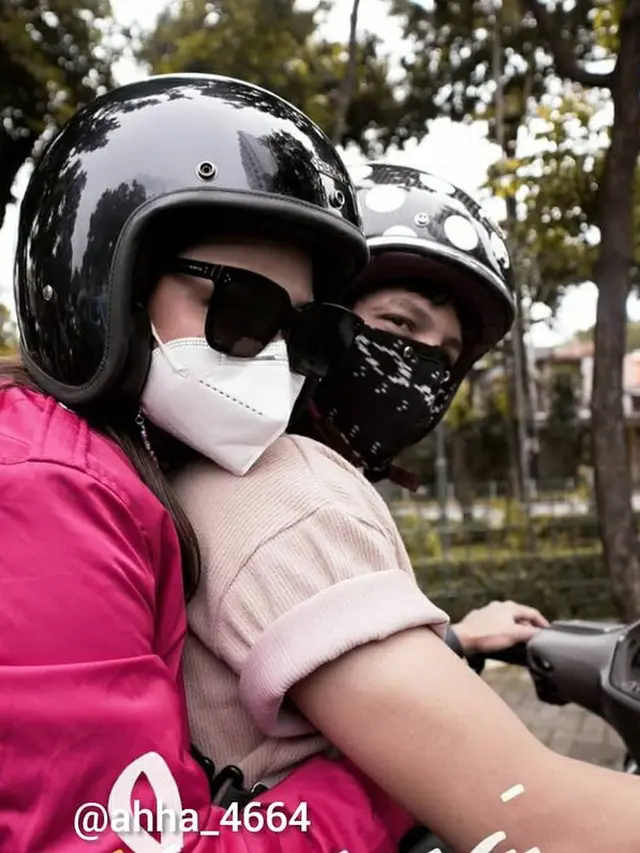 6 Potret Aurel Hermansyah dan Atta Halilintar Kencan Naik Motor, Romantis