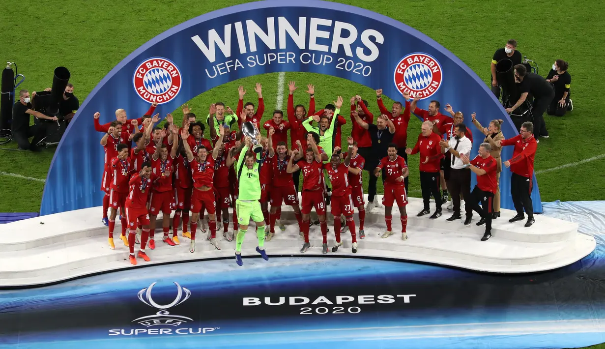 Para pemain Bayern Munchen merayakan dengan trofi juara Piala Super Eropa usai melawan Sevilla di Puskas Arena, Budapest, Hongaria, 24 September 2020. (Photo by Laszlo Szirtesi / POOL / AFP)