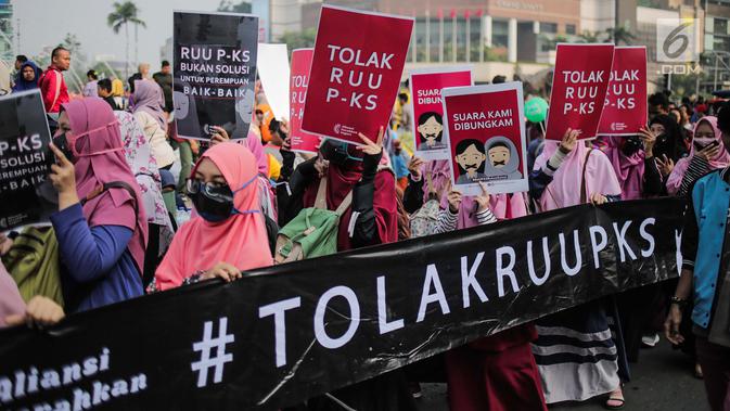 Aktivis Aliansi Gerakan Peduli Perempuan menggelar aksi menolak RUU Penghapusan Kekerasan Seksual (PKS) saat CFD di kawasan Bundaran HI, Jakarta, Minggu (14/7/2019). RUU PKS dianggap masih bermakna rancu terkait budaya, agama, dan norma sosial di masyarakat. (Liputan6.com/Faizal Fanani)