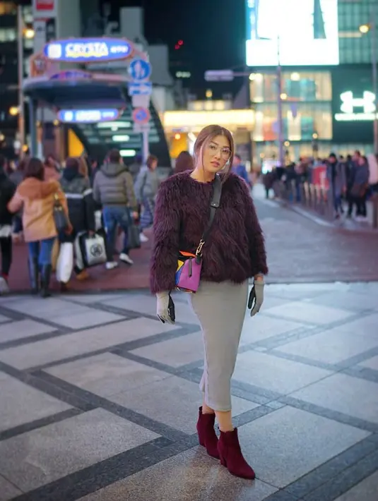 Masih dengan boots merahnya, kali ini Sarwendah yang tengah liburan di Jepang tampak memakai skirt abu-abu, dan jaket berbulunya. Terlebih ia memakai sarung tangan yang warnanya senada dengan skirtnya. (Instagram/Sarwendah29)
