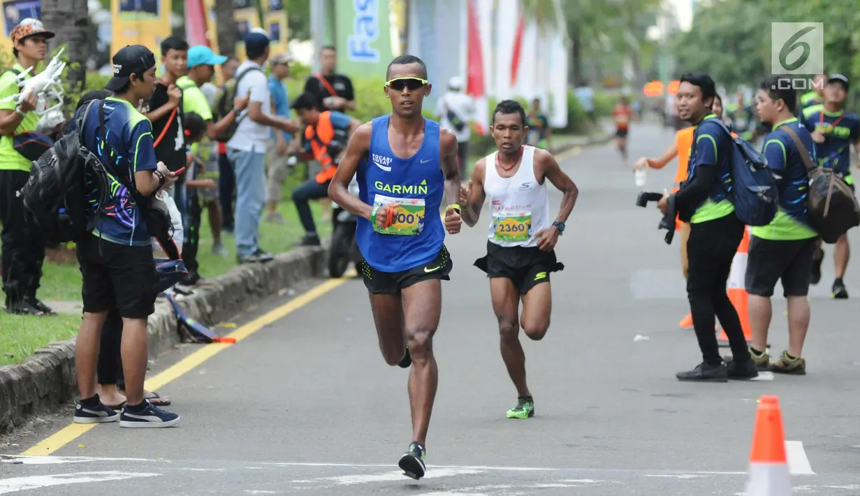 Pelari nasional, Agus Prayogo (depan) saat melaju di ajang Pertamina Eco Run 2017 kategori 10K umum pria di Pantai Karnaval Ancol, Jakarta, Sabtu (16/12). Agus menjadi yang tercepat di kategori tersebut. (Liputan6.com/Helmi Fithriansyah)