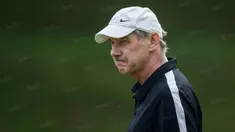 Pelatih Timnas Indonesia, Alfred Riedl, memimpin latihan anak asuhnya di Lapangan SPH Sentul, Jawa Barat, Kamis (1/12/2016). Timnas akan menghadapi Vietnam pada babak semifinal Piala AFF. (Bola.com/Vitalis Yogi Trisna)