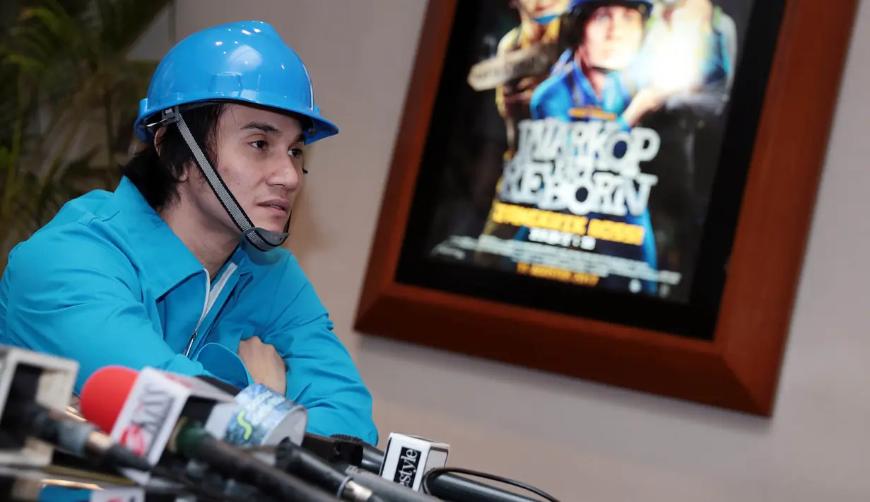 Film Warkop DKI Reborn: Jangkrik Boss Part 2 akan segera tayang. Sebelum resmi ditayangkan, para pemeran film tersebut terus melakukan promosi film yang mereka bintangi. Diantaranya, Vino G Bastian, Abimana dan Indro. (Deki Prayoga/Bintang.com)