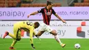 Penyerang AC Milan, Zlatan Ibrahimovic, melewati kiper Bologna, Lukasz Skorupski, pada laga Liga Italia di Stadion San Siro, Selasa (22/9/2020) dini hari WIB. AC Milan menang 2-0 atas Bologna. (AFP/Miguel Medina)