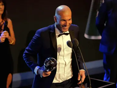 Senyum Zinedine Zidane saat memberi sambutan setelah meraih penghargaan pelatih terbaik pada acara The Best FIFA Football Awards 2017 di London, Inggris (23/10). Ini menjadi gelar pertama Zidane menjadi pelatih terbaik dunia. (AP Photo/Alastair Grant)