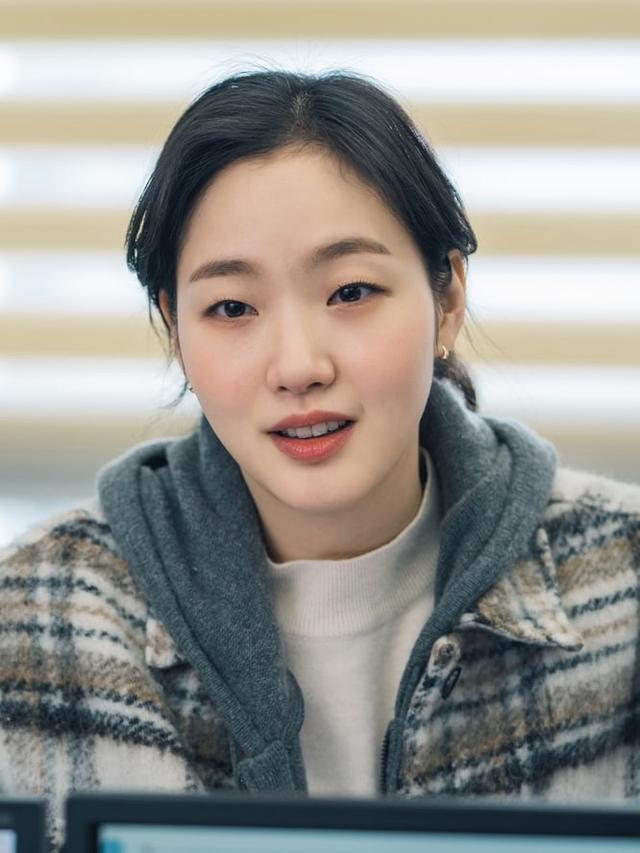 Kim Go Eun dalam The King: Eternal Monarch (SBS via Soompi)