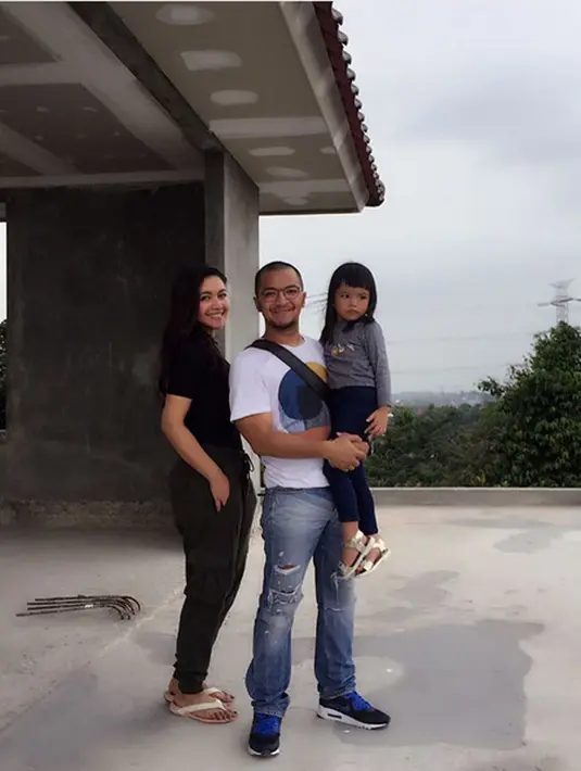 "Kalau sudah dibilang selesai kontrak mesra, kita gak pernah kontrak begitu-begitu ya, mesra. Apalagi ya Allah. Itu apa yang saya rasa dan saya jalani sama Dena," kata Ihsan Tarore di kawasan Tendean, Jakarta Selatan, Kamis (8/6). (Instagram/ihsantarore)