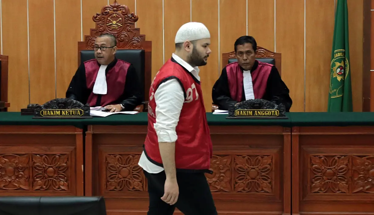 Putra Rhoma Irama itu tiba di pengadilan sekitar pukul 14.50 WIB dengan menggunakan mobil tahanan. Hadir dengan mengenakan peci putih, celana warna hitam dan baju putih panjang tertutup rompi warna merah. (Deki Prayoga/Bintang.com)