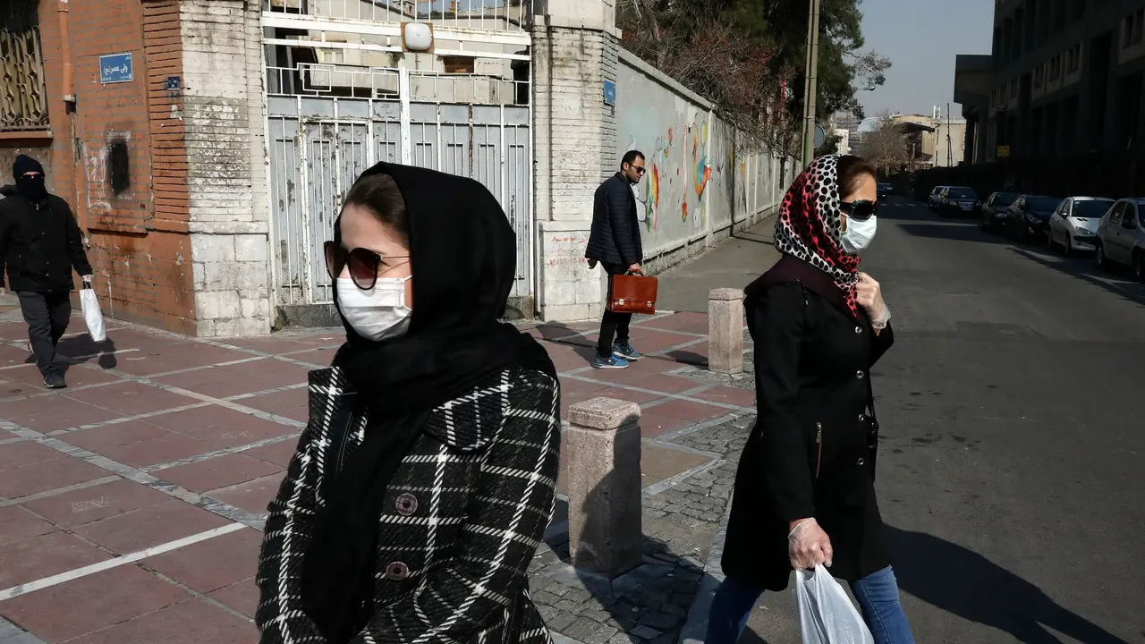 Warga Iran terlihat memakai masker sebagai upaya perlindungan dari Virus Corona yang telah menyebar luas di negara tersebut.