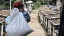 Pekerja menjemur kerupuk kulit di industri rumahan kawasan Bogor, Jawa Barat, Minggu (26/9/2021). Pelaku usaha kerupuk kulit mengaku permintaan kerupuk kulit mengalami penurunan hingga 50 persen akibat Pemberlakuan Pembatasan Kegiatan Masyarakat (PPKM). (merdeka.com/Iqbal S Nugroho)
