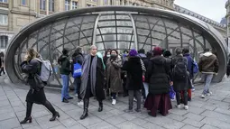 Komuter menunggu untuk masuk ke pusat kereta bawah tanah di stasiun Gare Saint Lazare di Paris, 18 Februari 2022. Pemogokan besar-besaran pekerja angkutan umum Paris yang menuntut kenaikan gaji melumpuhkan sebagian besar jaringan metro Paris dan jaringan kereta api kota. (AP Photo/Michel Euler)