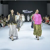 Deretan koleksi yang sarat makna disajikan dalam ragam teknik dengan material dasar wastra nusantara yang cantik dari BIN House. (Foto: Fimela.dok/ Daniel Kampua)