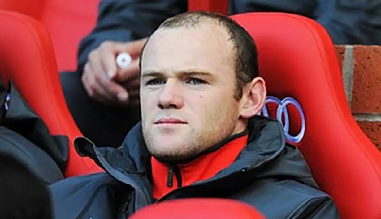 Striker Manchester United Wayne Rooney duduk di bench ketika bertanding kontra West Brom di Old Trafford pada 16 Oktober 2010. AFP PHOTO/ANDREW YATES