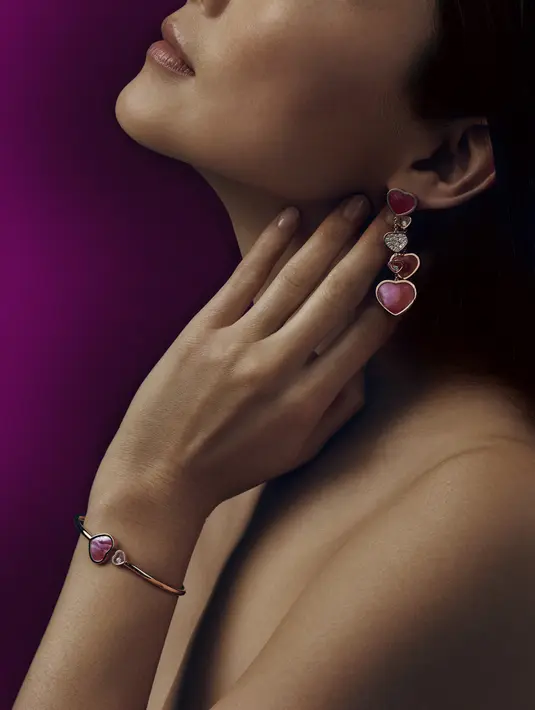 Happy Hearts adalah koleksi khusus yang menandai dukungan Chopard untuk Naked Heart Foundation milik Natalia Vodianova. Tidak hanya sekedar koleksi perhiasan, tapi juga lambang kemurahan hati dan kreativitas Chopard yang tak terbatas. Foto: Chopard.