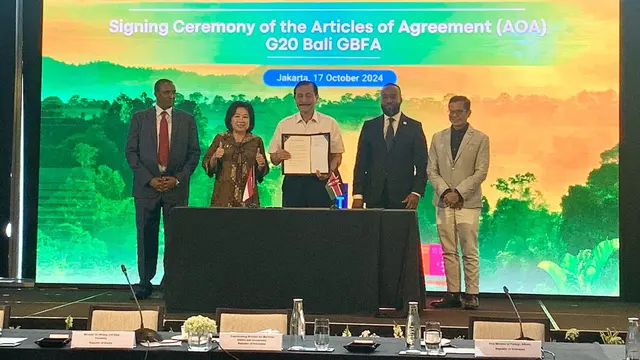 Menko Marves Luhut Binsar Pandjaitan dan Perdana Menteri Kenya Musalia Mudava menandatangani Articles of Agreement (AOA) G20 Global Blended Finance Alliance (GBFA) di Jakarta, pada Kamis (17/10/2024). (Tasha/Liputan6.com)