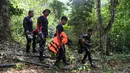 Penyelam ikut serta dalam operasi pencarian gadis disabilitas asal Irlandia Nora Anne Quoirin yang hilang dari sebuah resor hutan hujan di Seremban, Malaysia, Rabu (7/8/2019). Hingga hari keempat, Tim SAR belum menemukan tanda-tanda keberadaan Nora. (Mohd Rasfan/AFP)