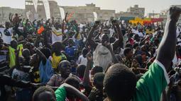 Penggemar klub sepak bola Senegal bereaksi terhadap skor tim mereka selama pertandingan sepak bola grup A Piala Dunia 2022 melawan Ekuador pada layar video yang dipasang di zona penggemar, Dakar, Senegal, Selasa (29/11/2022). Hasil ini dipastikan Senegal menyusul Belanda lolos ke babak 16 besar sebagai perwakilan grup A. (AP Photo/Leo Correa)