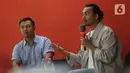 Roky Marcelino menekankan peran visual dalam membangun emosi dan keterlibatan audiens, sehingga diharapkan pesan yang ingin disampaikan menjadi lebih kuat dan berkesan. Tampak dalam foto, Program Director KapanLagi Youniverse, Roky Marcelino (kanan), saat memberi materi dengan tema “The Power of Visual Storytelling in Digital Journalism,” dalam program Liputan6 Connect di Aula Lantai 3 Kampus Trisakti School of Multimedia, Jakarta Timur, pada Kamis 2 April 2026. (Liputan6.com/Helmi Fithriansyah)