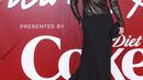 Rosie Huntington-Whiteley berpose saat menghadiri British Fashion Awards di London pada 5 Desember 2022. Dia tampil memukau dengan pakaian yang apik. (Photo by Vianney Le Caer/Invision/AP)