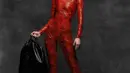Potret edgy Gigi Hadid dalam balutan outfit merah. Outfit ini bak selotip merah yang membungkus keseluruhan tubuh Gigi Hadid. Penampilannya semakin dramatis dengan gaya rambut berdiri dan riasan wajah punk. Foto: Instagram.