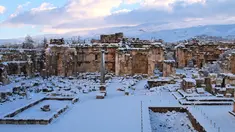 Salju menutupi kota Baalbek di Lebanon kuno di timur Lembah Bekaa (17/1). Baalbek adalah kota yang terletak di Lembah Bekaa, Lebanon pada ketinggian 1170 meter (3840 ft) di sebelah timur Sungai Litani. (AP Photo)