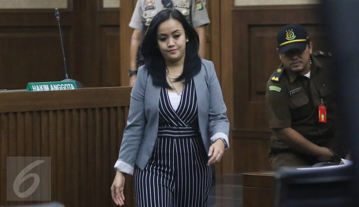 Resepsionis Kafe Olivier, Resmiyati saat menjalani sidang lanjutan kasus kopi beracun dengan terdakwa Jessica Kumala Wongso di PN Jakarta Pusat, (28/7). Sidang beragendakan pemeriksaan saksi karyawan kafe Olivier. (Liputan6.com/Immanuel Antonius)