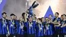 Pemain Inter Milan, Lautaro Martinez, mengangkat trofi setelah menjuarai Supercoppa Italia di Stadion Al-Awwal Park, Riyadh, Selasa (23/1/2024). Inter Milan menang dengan skor tipis 1-0. (Alfredo Falcone/LaPresse via AP)