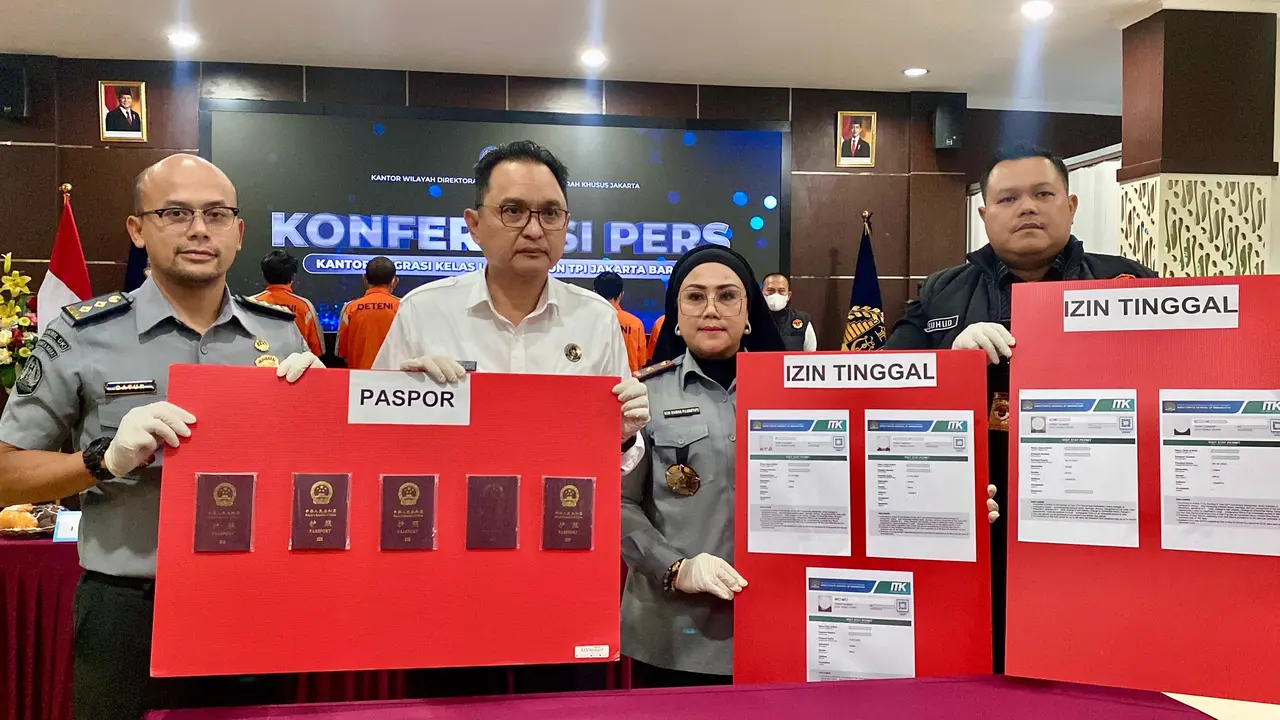 Kantor Imigrasi Kelas I Khusus Non TPI Jakarta Barat mengamankan lima warga negara asing (WNA) asal Tiongkok