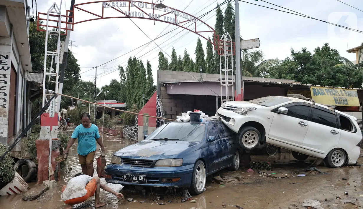 Kondisi mobil yang rusak akibat terjangan banjir di Perumahan Pondok Gede Permai, Jatiasih, Kota Bekasi, Jawa Barat, Kamis (2/1/2020). Derasnya terjangan banjir menyebabkan puluhan mobil terbalik dan belasan sepeda motor ringsek akibat terbawa arus. (merdeka.com/Iqbal Nugroho)