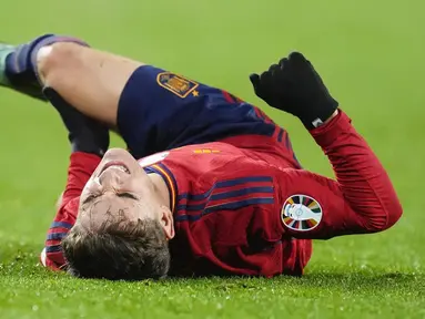 Pemain Spanyol, Gavi, meringis kesakitan karena mengalami cedera lutut saat melawan Georgia pada kualifikasi Euro 2024 Grup A di Stadion Jose Zorrilla, Valladolid, Spanyol, Senin (20/11/2023). (AP Photo/Manu Fernandez)