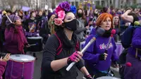 Perempuan menabuh genderang saat pawai pada Hari Perempuan Internasional di Madrid, Spanyol, 8 Maret 2022. Ribuan perempuan berbaris di Madrid dan kota-kota Spanyol lainnya sebagai bagian dari Hari Perempuan Internasional. (AP Photo/Paul White)