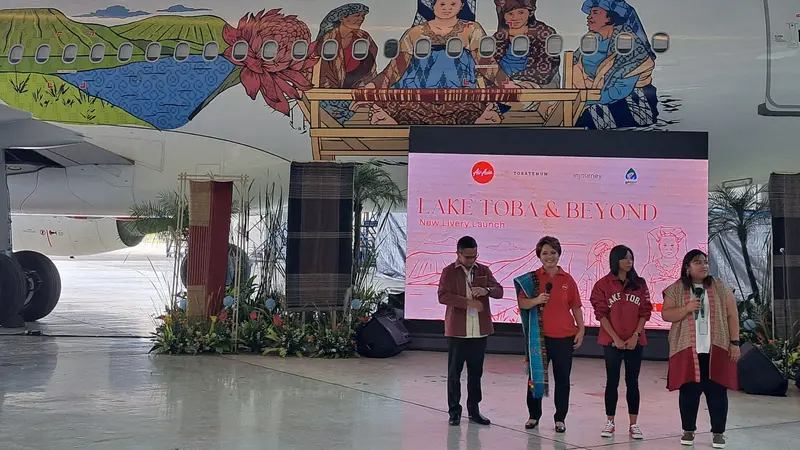 CEO AirAsia Indonesia Veranita Yosephine saat peluncuran livery bertemakan 'Lake Toba&Beyond', di GMF, Jumat (17/3/2023).