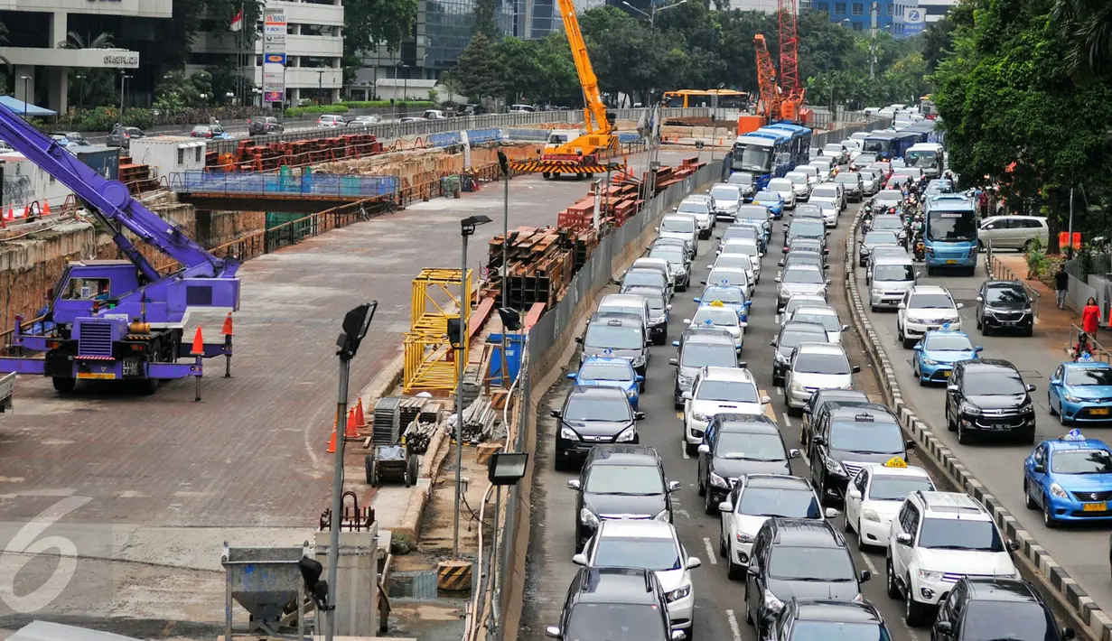 Kepadatan kendaraan terjadi di kawasan Jenderal Sudirman, Jakarta, Rabu (25/5). Gubernur DKI Basuki Tjahaja Purnama atau Ahok segera mengkaji penerapan sistem ganjil-genap untuk menggantikan sistem lalu lintas three in one. (Liputan6.com/Yoppy Renato)