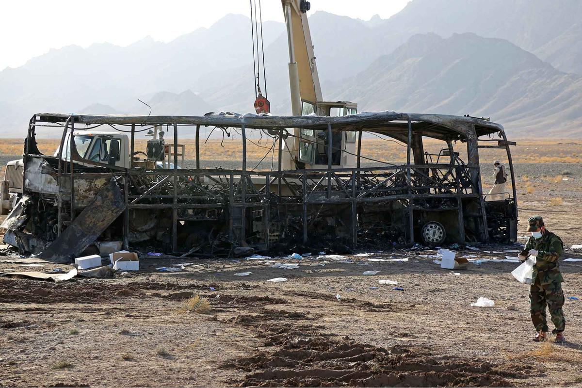 FOTO: Tragedi Maut di Herat,  79 Migran Afghanistan Tewas dalam Kecelakaan Bus
