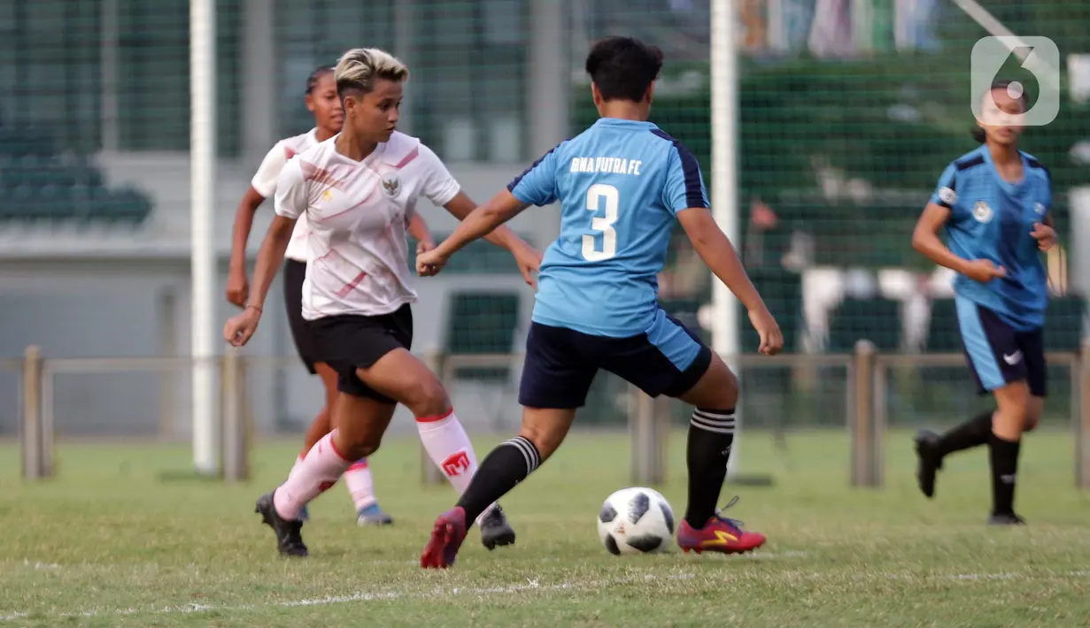 Pesepak bola timnas putri Indonesia saat melakoni internal game dengan Bina Putra FC di Lapangan D, Kompleks Gelora Bung Karno, Senayan, Jakarta, Rabu (17/3/2021). Latihan tersebut persiapan laga ajang SEA Games 2021 Vietnam. (Liputan6.com/Helmi Fithriansyah)